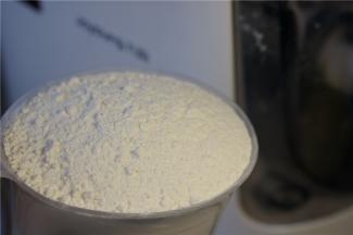 将高筋面粉用量杯测好，入面条机。