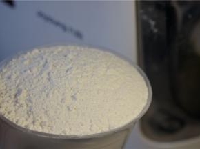 将高筋面粉用量杯测好，入面条机。