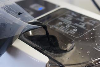 启动全自动模式，再将墨鱼汁配水加至在面条机里。