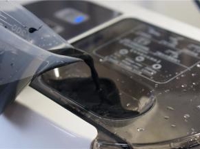 启动全自动模式，再将墨鱼汁配水加至在面条机里。