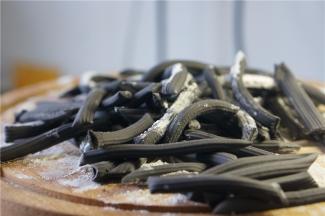 将空心面剪长短相等的小面。