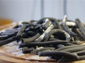 将空心面剪长短相等的小面。