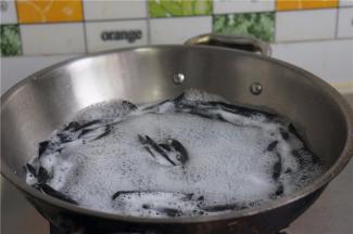 锅里加水煮开，将墨鱼汁面下面煮至断生。