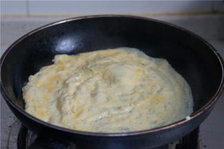 再将一份蛋皮，切丝备用。