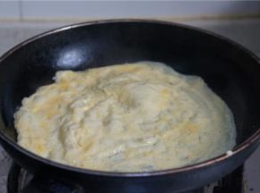 再将一份蛋皮，切丝备用。