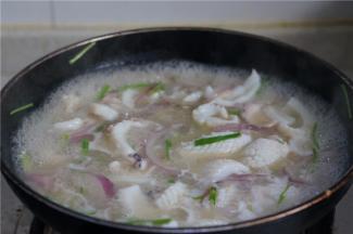 煮至汤底开，加入料酒细盐调个味。