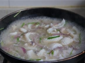 煮至汤底开，加入料酒细盐调个味。