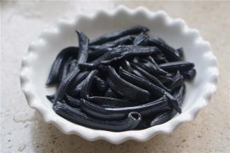 将煮好的墨鱼汁面控水摆盘。