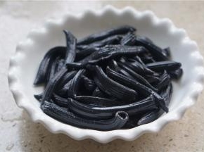 将煮好的墨鱼汁面控水摆盘。
