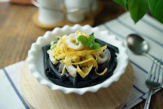 再用煮好的墨鱼洋葱汤及蛋皮点缀在面上即可。