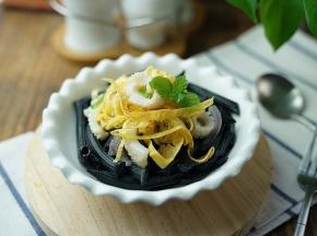 再用煮好的墨鱼洋葱汤及蛋皮点缀在面上即可。