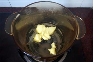 将水，盐，细砂糖，黄油同放入锅里，用中火加热并搅拌至黄油完全融化，水沸腾。