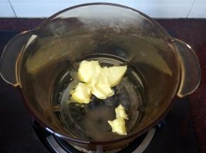 将水，盐，细砂糖，黄油同放入锅里，用中火加热并搅拌至黄油完全融化，水沸腾。