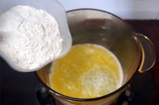 水沸腾后，转为小火，将面粉一次性加入。