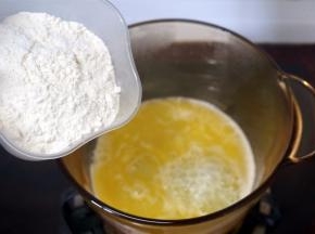 水沸腾后，转为小火，将面粉一次性加入。