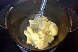 用木铲或手动打蛋器快速搅拌至面粉和水完全混合，不粘锅后熄火，将锅转移到冷却架上冷却。