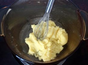 用木铲或手动打蛋器快速搅拌至面粉和水完全混合，不粘锅后熄火，将锅转移到冷却架上冷却。