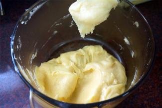 待面糊冷却到不烫手的时候，分次少量加入全蛋液，每次待吸收完后再加入下一次。挑起面糊，呈倒三角状态，则可停止加入全蛋液，无需全部加入哦！