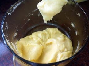 待面糊冷却到不烫手的时候，分次少量加入全蛋液，每次待吸收完后再加入下一次。挑起面糊，呈倒三角状态，则可停止加入全蛋液，无需全部加入哦！