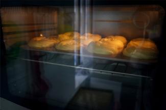 烤箱上下火210度预热后将模具放置中层，烤10~15分钟，待泡芙膨胀定型后转为上下火180度继续烤20~30分钟至表面黄褐色。