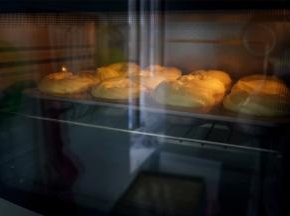 烤箱上下火210度预热后将模具放置中层，烤10~15分钟，待泡芙膨胀定型后转为上下火180度继续烤20~30分钟至表面黄褐色。