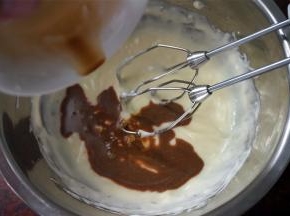 用2小勺热水溶解2小勺咖啡粉，然后加入到奶酪糊中，拌均匀。