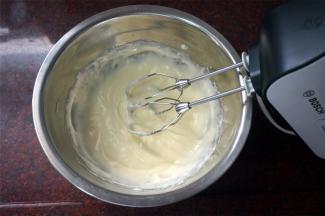 制作馅料：奶酪室温软化后，加入糖粉，搅打融合。