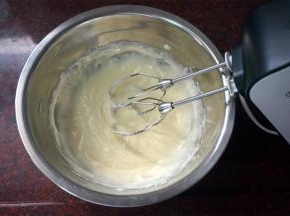 制作馅料：奶酪室温软化后，加入糖粉，搅打融合。