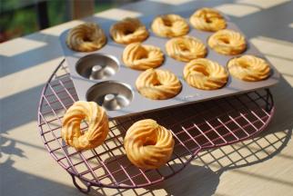 出炉后脱模，转移到冷却架上冷却。