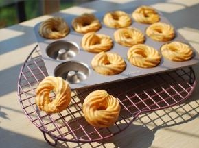 出炉后脱模，转移到冷却架上冷却。