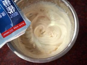 然后分两次加入淡奶油，搅打至奶油纹路坚挺的状态，将馅料装入裱花袋。