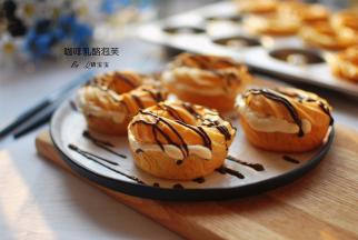 若有巧克力酱，在泡芙表面淋上适量的巧克力酱，颜值会加分哦！