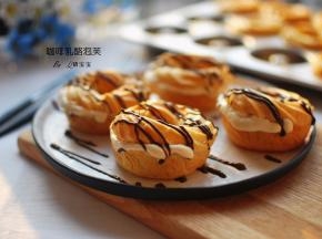 若有巧克力酱，在泡芙表面淋上适量的巧克力酱，颜值会加分哦！