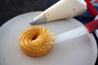 用小刀在泡芙外圈划上一刀口，然后填入咖啡奶酪馅料即可。