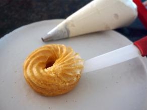 用小刀在泡芙外圈划上一刀口，然后填入咖啡奶酪馅料即可。