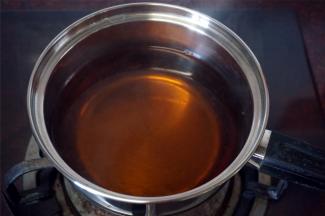 首先将500克的清水，130克的黄片糖煮成糖水，然后彻底冷却备用。