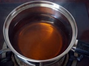 首先将500克的清水，130克的黄片糖煮成糖水，然后彻底冷却备用。