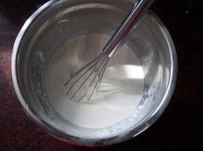 250克马蹄粉与200克清水混合，调成浓稠的粉浆,并将浓稠的粉浆分成2等份。