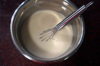 另外一份浓稠的马蹄粉浆，倒入冷却了的黄糖水，搅拌均匀。