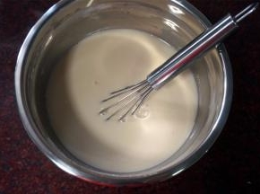 另外一份浓稠的马蹄粉浆，倒入冷却了的黄糖水，搅拌均匀。