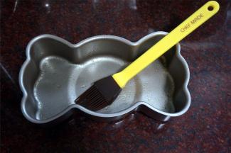 模具刷上一层食用油，防粘。