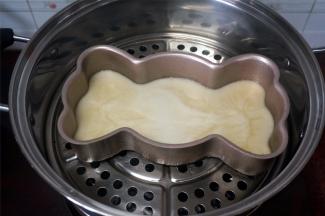 然后再倒入一层椰浆粉浆，盖上锅盖蒸5分钟。