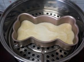 然后再倒入一层椰浆粉浆，盖上锅盖蒸5分钟。