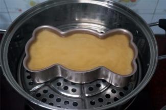 如此重复，一层黄糖浆一层椰浆粉浆地蒸。最后一层为黄糖粉浆。最后一层适当延长时间，大概蒸10分钟左右，熄火后焖20分钟再取出。