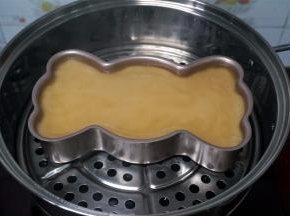 如此重复，一层黄糖浆一层椰浆粉浆地蒸。最后一层为黄糖粉浆。最后一层适当延长时间，大概蒸10分钟左右，熄火后焖20分钟再取出。