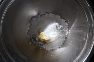 黄油软化后与糖粉混合，搅拌均匀。