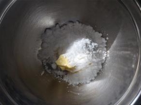 黄油软化后与糖粉混合，搅拌均匀。