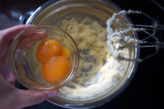 分两次加入蛋黄，拌至完全融合。