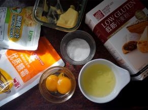 准备食材：无盐黄油75、糖粉63克、蛋黄40克、低筋粉75克、蛋清43克、细砂糖10克、杏仁片适量。