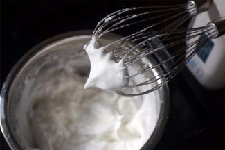 蛋清加入细砂糖，打发至湿性发泡状态（大湾沟）。